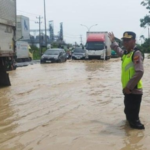 Banjir Rendam Pantura Semarang, Kemacetan Capai 15 Kilometer