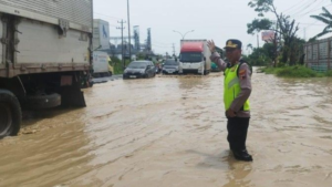 Banjir Rendam Pantura Semarang, Kemacetan Capai 15 Kilometer