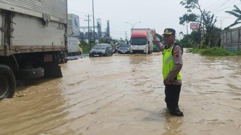 Banjir Rendam Pantura Semarang, Kemacetan Capai 15 Kilometer
