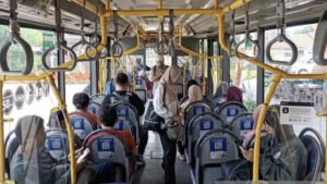 TransJakarta Izinkan Buka Puasa di Dalam Bus
