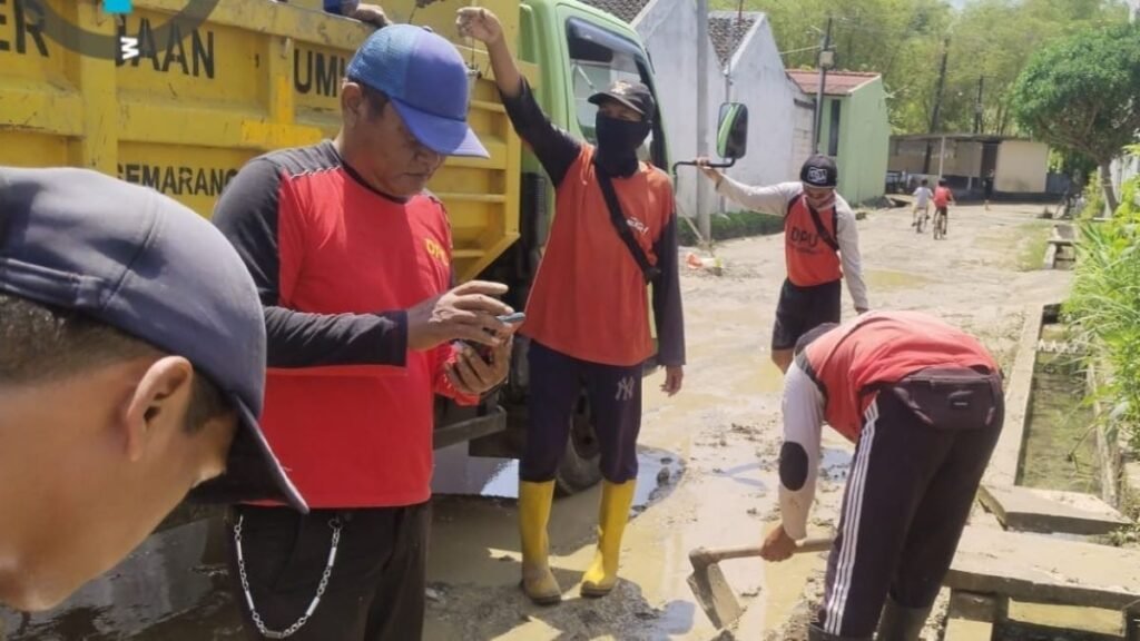 Banjir Kiriman Hantam Meteseh, Wali Kota Instruksikan Perkuat Tanggul Dinar Indah dengan Trucuk Bambu
