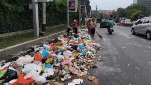 Sampah Tumpah Viral di Jl Sultan Agung, DLH Semarang Minta Maaf: Bersih Kurang dari 1 Jam
