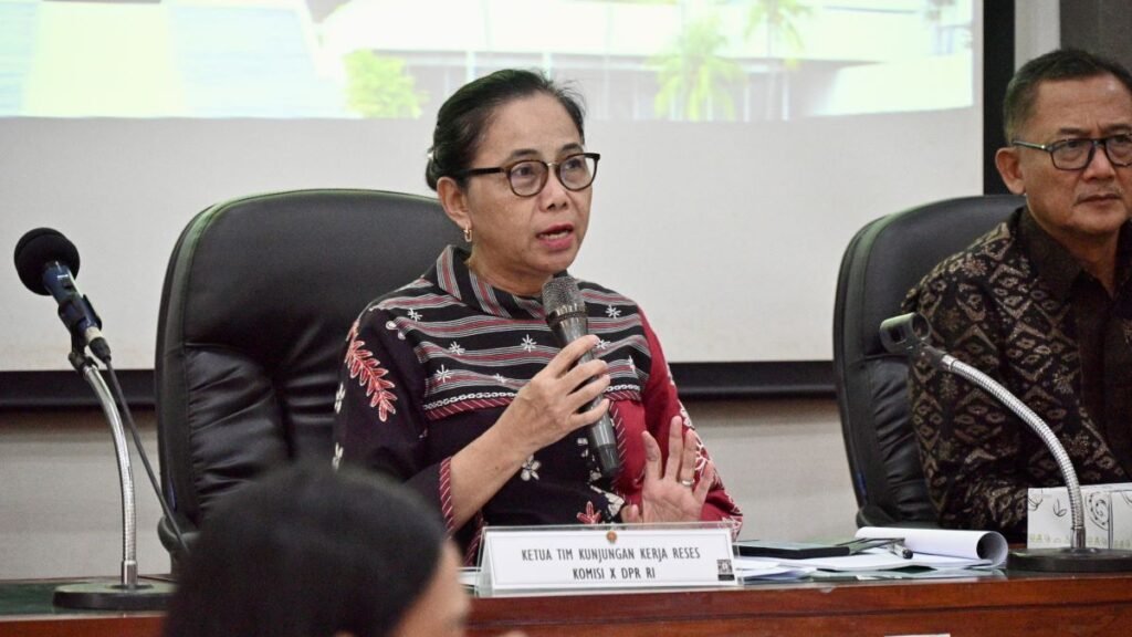 DPR Tolak Wacana Sekolah Daring Lagi demi Efisiensi