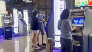 ATM Mulai Sepi, Warga RI Pindah ke Mobile Banking