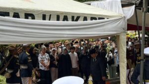 Prabowo Pimpin Langsung Pemakaman Militer Try Sutrisno di TMP Kalibata