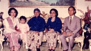 Prabowo Rayakan Ultah Didit, Unggah Foto Masa Kecil Bersama Soeharto