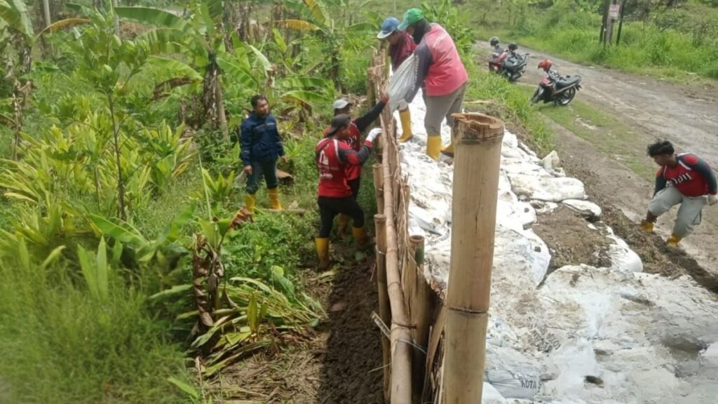 Hujan Ekstrem Picu Banjir, Pemkot Semarang Perkuat Tanggul Kali Babon
