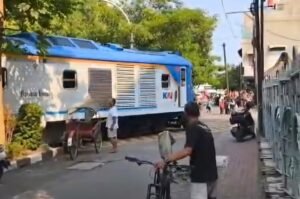 Sepeda Motor Tertemper Kereta Api Bathara Kresna Di CFD Solo, Langsung Di Evakuasi Ke RS Kasih Ibu