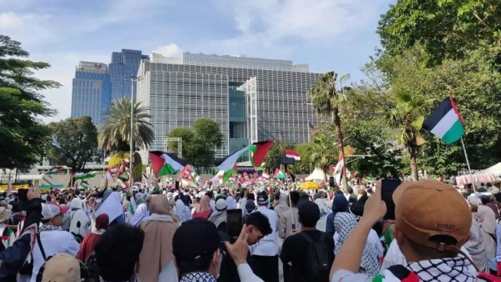 Ribuan Warga Gelar Aksi di Depan Kedubes AS, Doakan Tiga Prajurit TNI Gugur di Lebanon