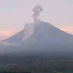 Gunung Semeru “Batuk-batuk, Keluarkan Awan Panas dan Guguran Sejauh 3 km