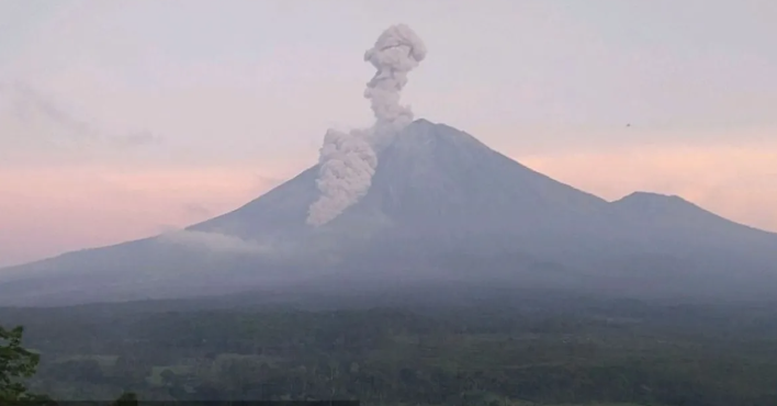 Gunung Semeru “Batuk-batuk, Keluarkan Awan Panas dan Guguran Sejauh 3 km