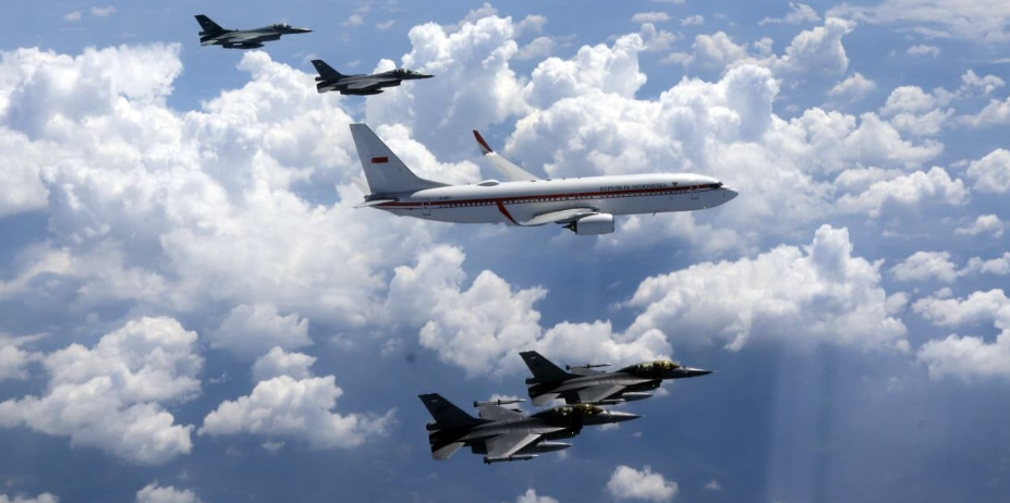 Keren, Pesawat Kepresidenan Presiden Prabowo Dikawal Empat F-16 dan Dua T50 Golden Eagle