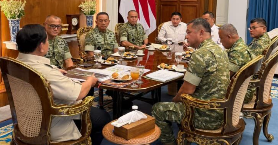 Presiden Prabowo Terima Laporan Pembangunan 300 Jembatan dan Renovasi Sekolah Terdampak Bencana dari KSAD