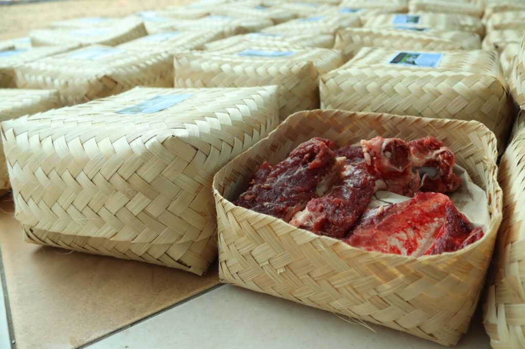 Cegah Plastik, Besek Alternatif Wadah Daging Kurban Ala Masjid Agung Al-Azhar