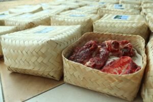 Cegah Plastik, Besek Alternatif Wadah Daging Kurban Ala Masjid Agung Al-Azhar