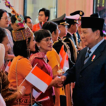 Dipenuhi Perasaan Haru, Diaspora Sambut Kepala Negara di Paris