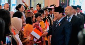 Dipenuhi Perasaan Haru, Diaspora Sambut Kepala Negara di Paris