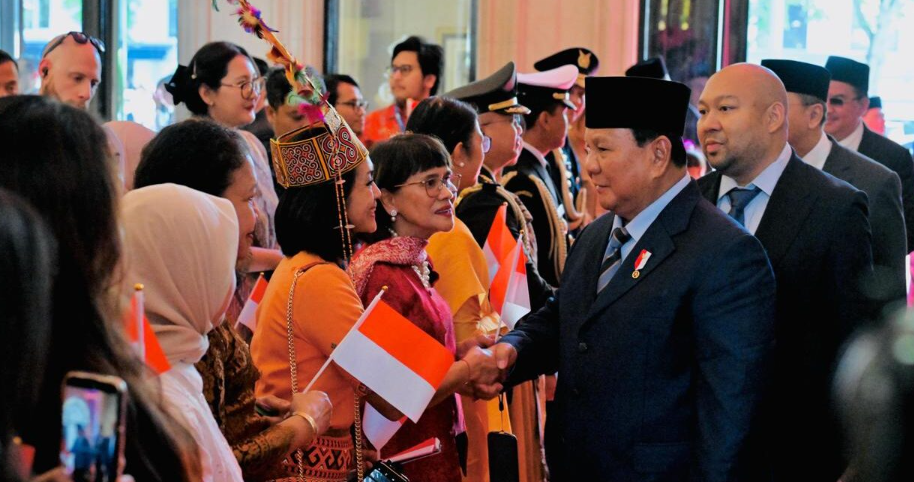 Dipenuhi Perasaan Haru, Diaspora Sambut Kepala Negara di Paris