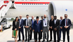 Senyum Protokoler dan Pengawal Prancis Saat Foto Bersama Presiden Prabowo