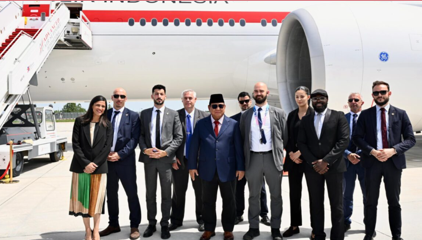 Senyum Protokoler dan Pengawal Prancis Saat Foto Bersama Presiden Prabowo