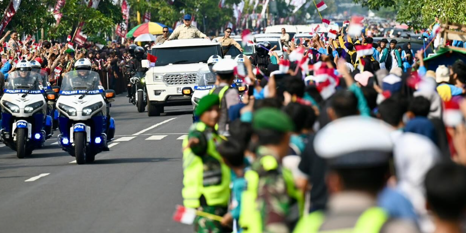 Naik Maung di Nganjuk, Prabowo Disambut Warga hingga Buruh
