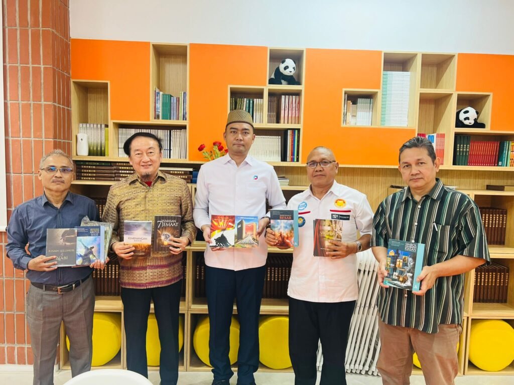 Stafsus Menag terima Patriot Garda Indonesia Hibahkan Koleksi Buku Kristen ke Perpustakaan Masjid Istiqlal