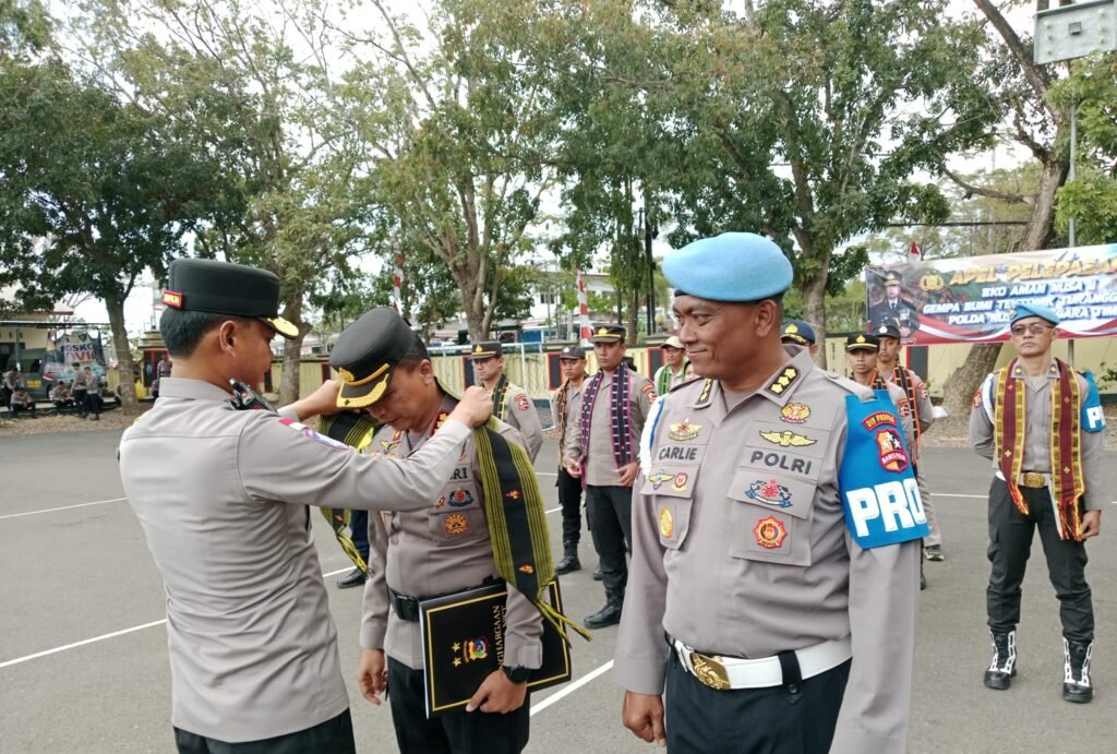 Kapolda NTT Berikan Penghargaan kepada Kombes Pol Bayu Suseno, Atas Dedikasi Usai Menjadi Kasatgas Ops Aman Nusa II Bencana Alam