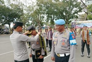 Kapolda NTT Berikan Penghargaan kepada Kombes Pol Bayu Suseno,  Atas Dedikasi Usai Menjadi Kasatgas Ops Aman Nusa II Bencana Alam